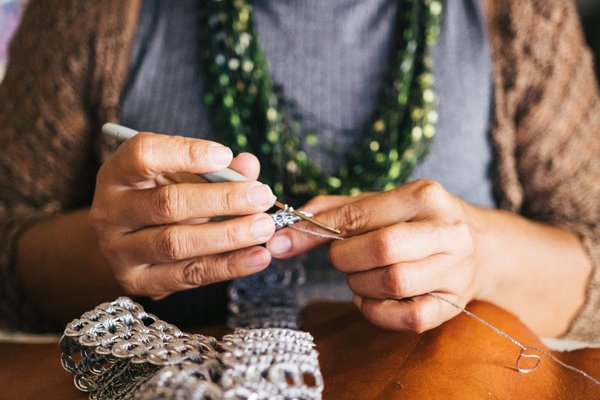 Quelles sont les techniques de base pour commencer le tricot ou le crochet ?