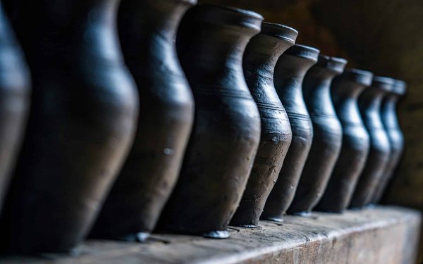 Comment la céramique ancienne révèle-t-elle les pratiques quotidiennes des civilisations disparues ?